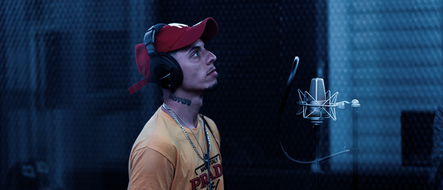 Artista grabando voces en la cabina del estudio
