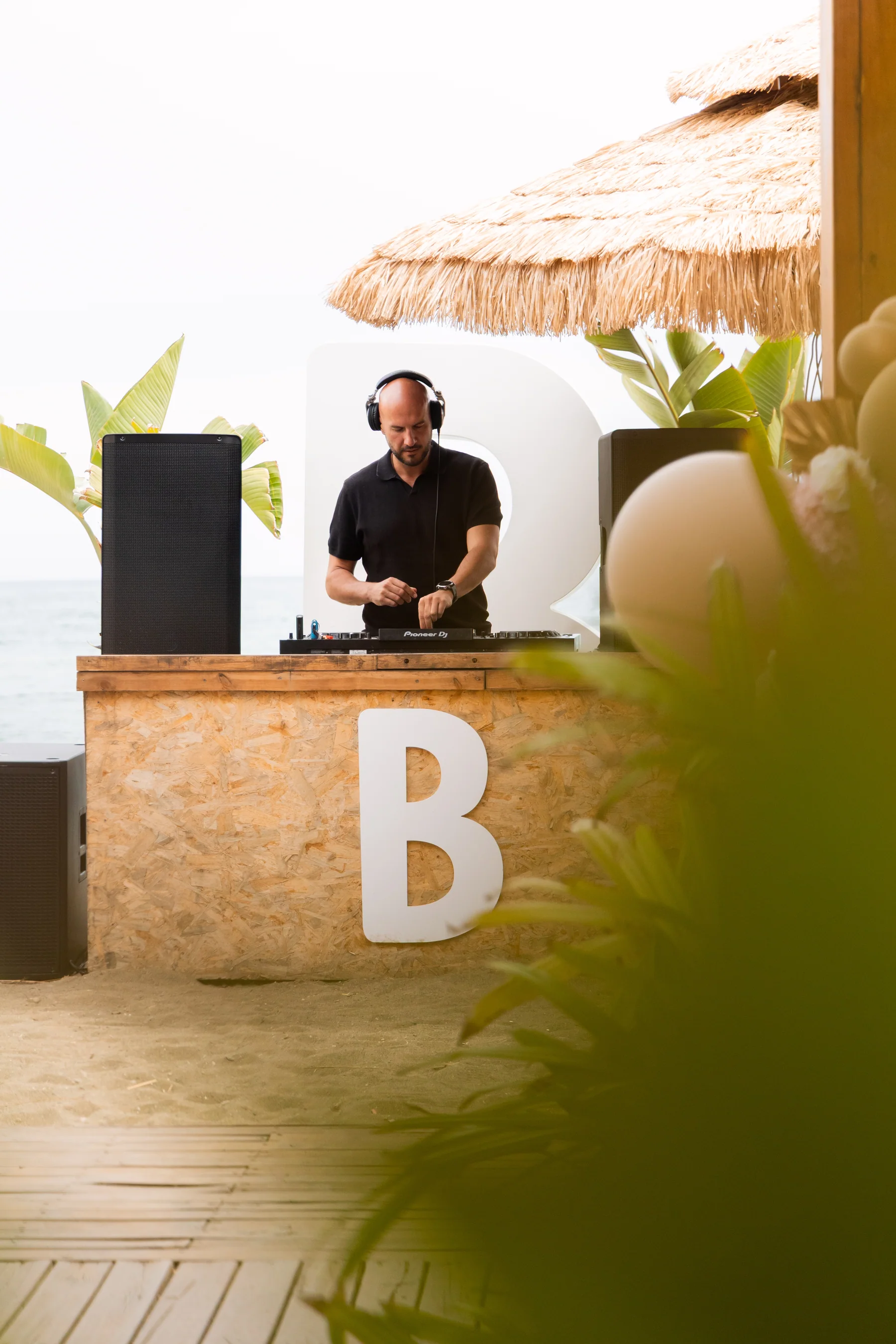 Beach club frente al mar fotografiado por TheTryck