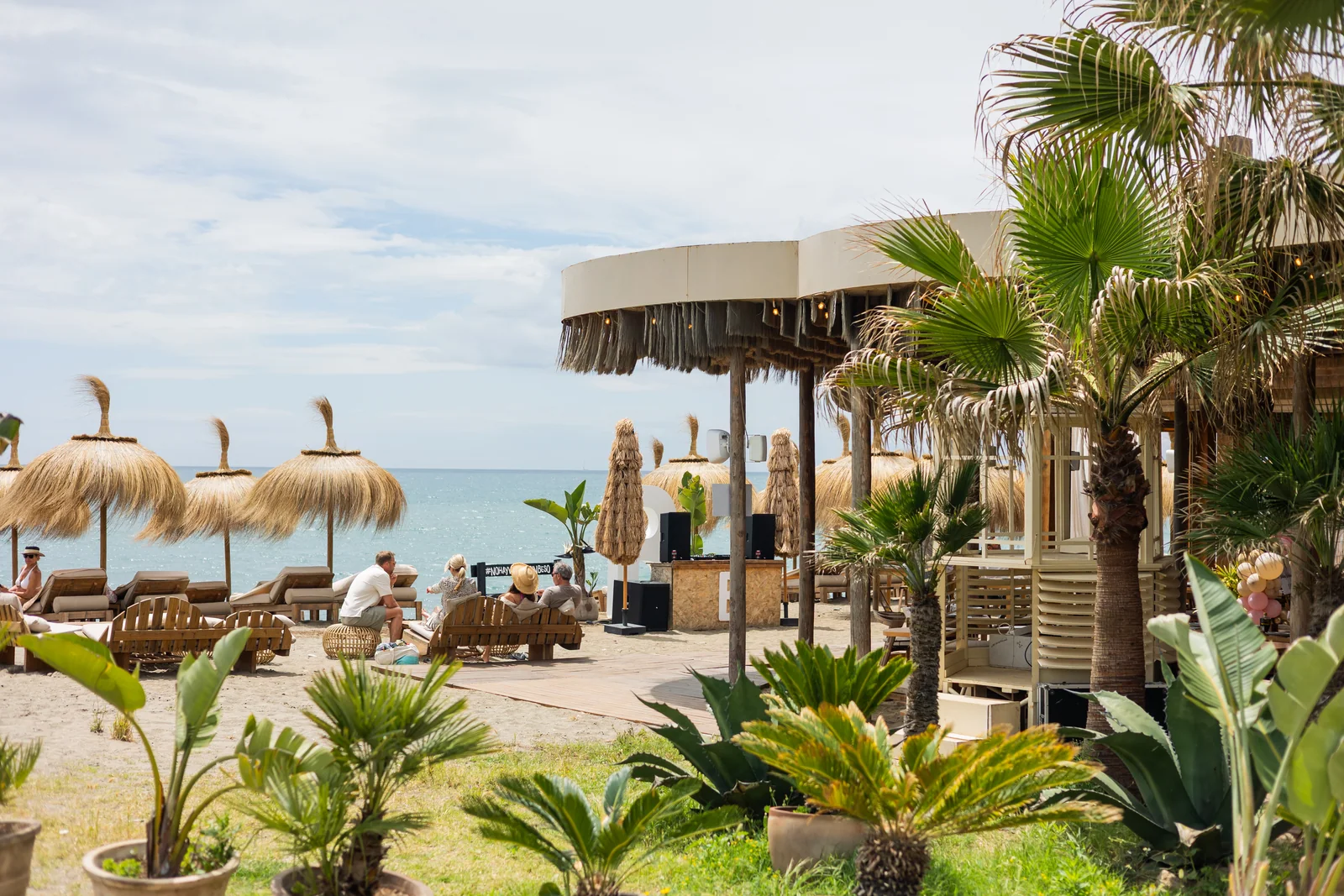Beach club frente al mar fotografiado por TheTryck