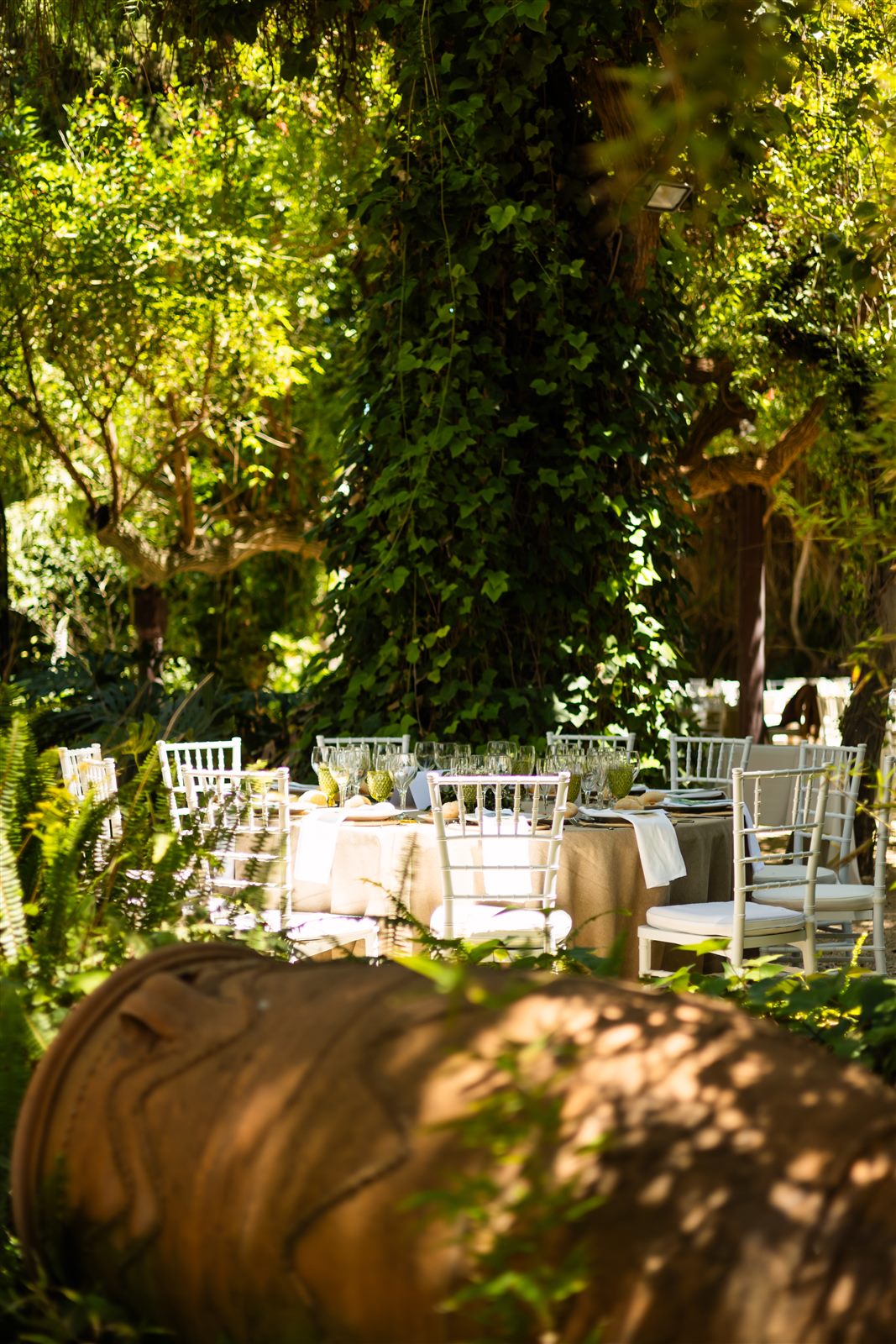 Jardín con mesas para evento