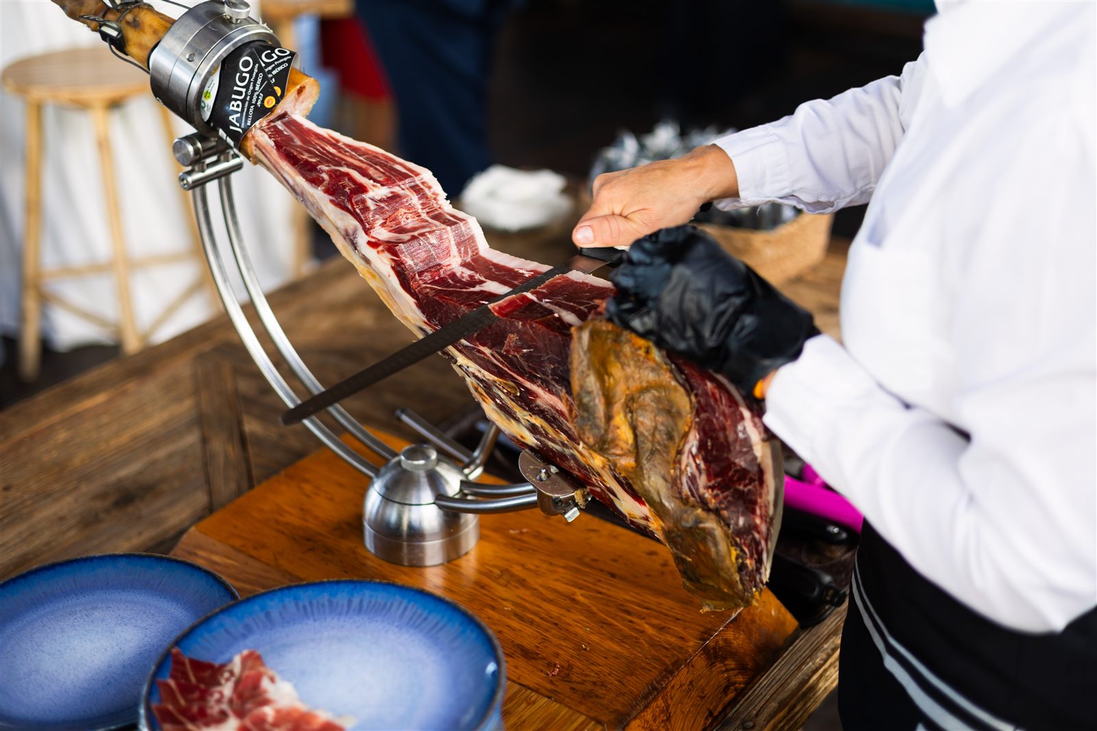 Cortador de jamón en evento corporativo