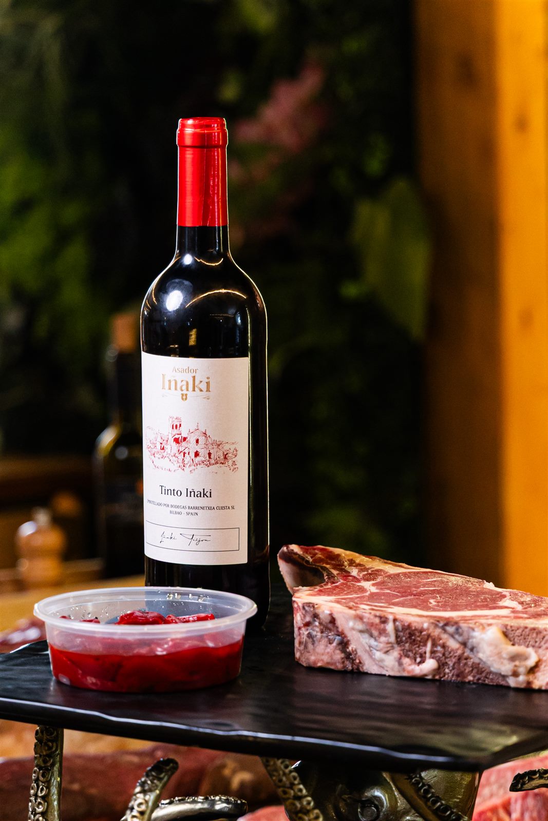 Copa de vino y carne en restaurante