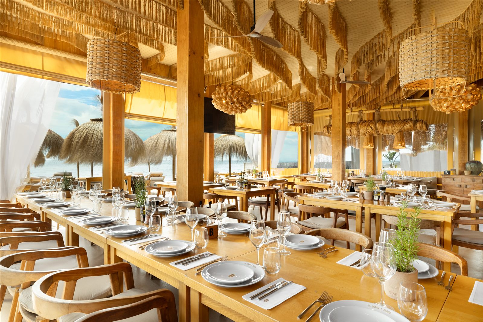 Sala de un restaurante frente al mar