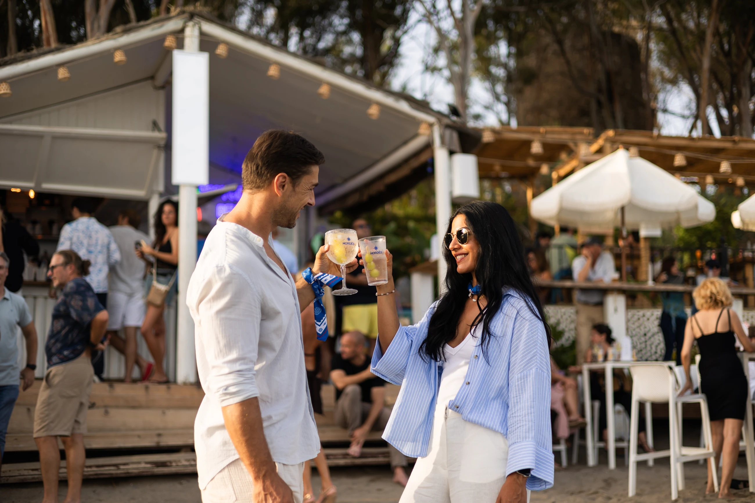 Brindis en una activaci&oacute;n de marca en la playa