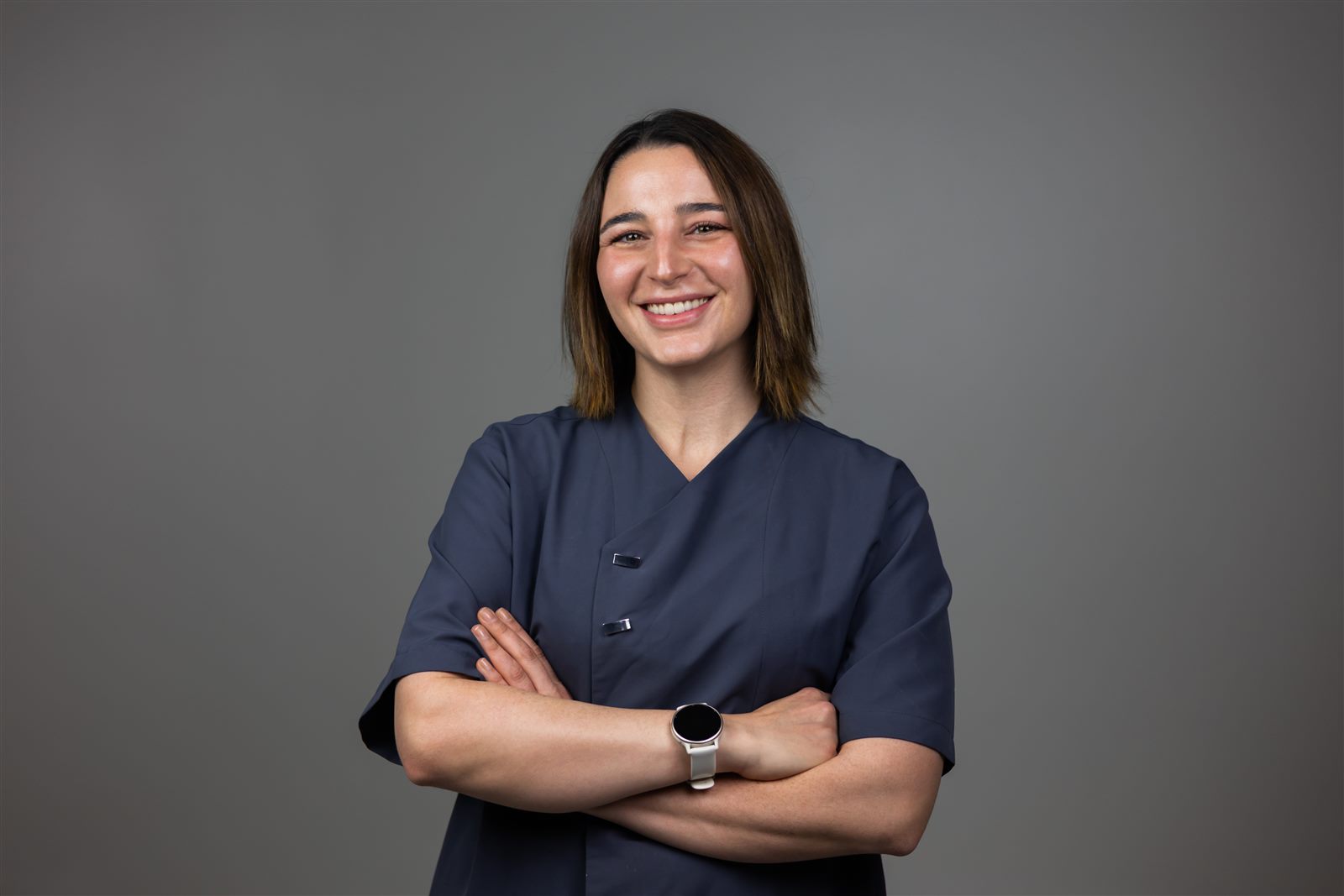 Retrato corporativo de trabajadora con uniforme