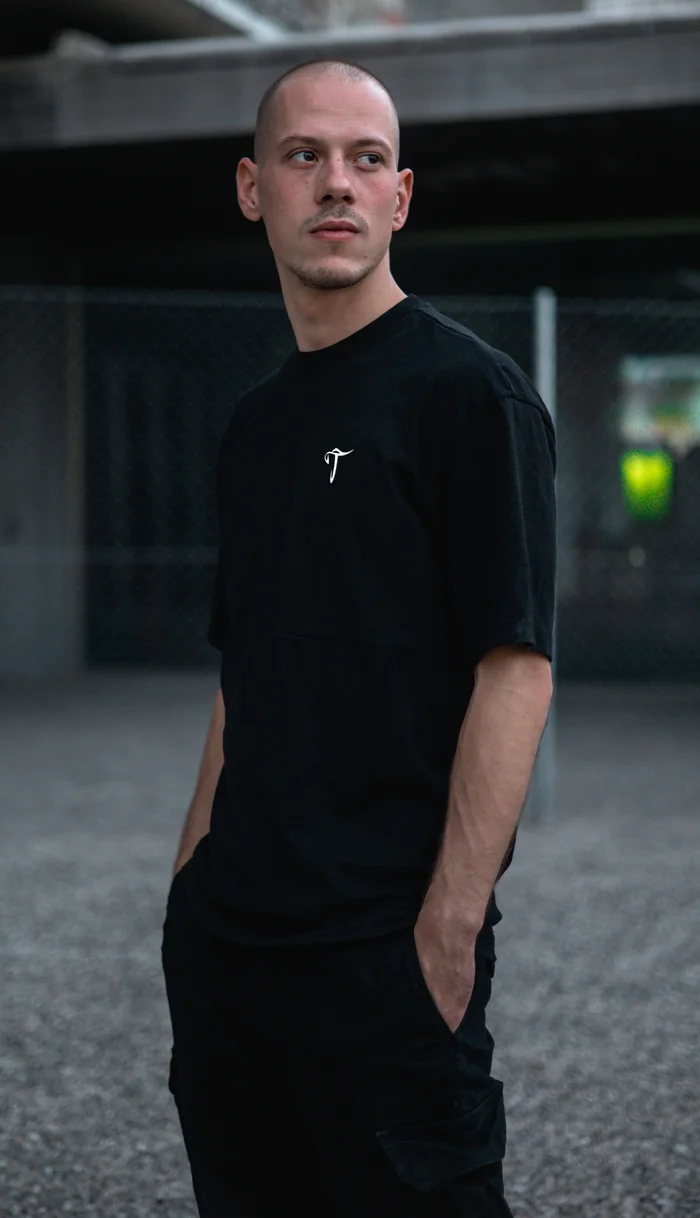 Chico con la camiseta negra del logo Curvilínea