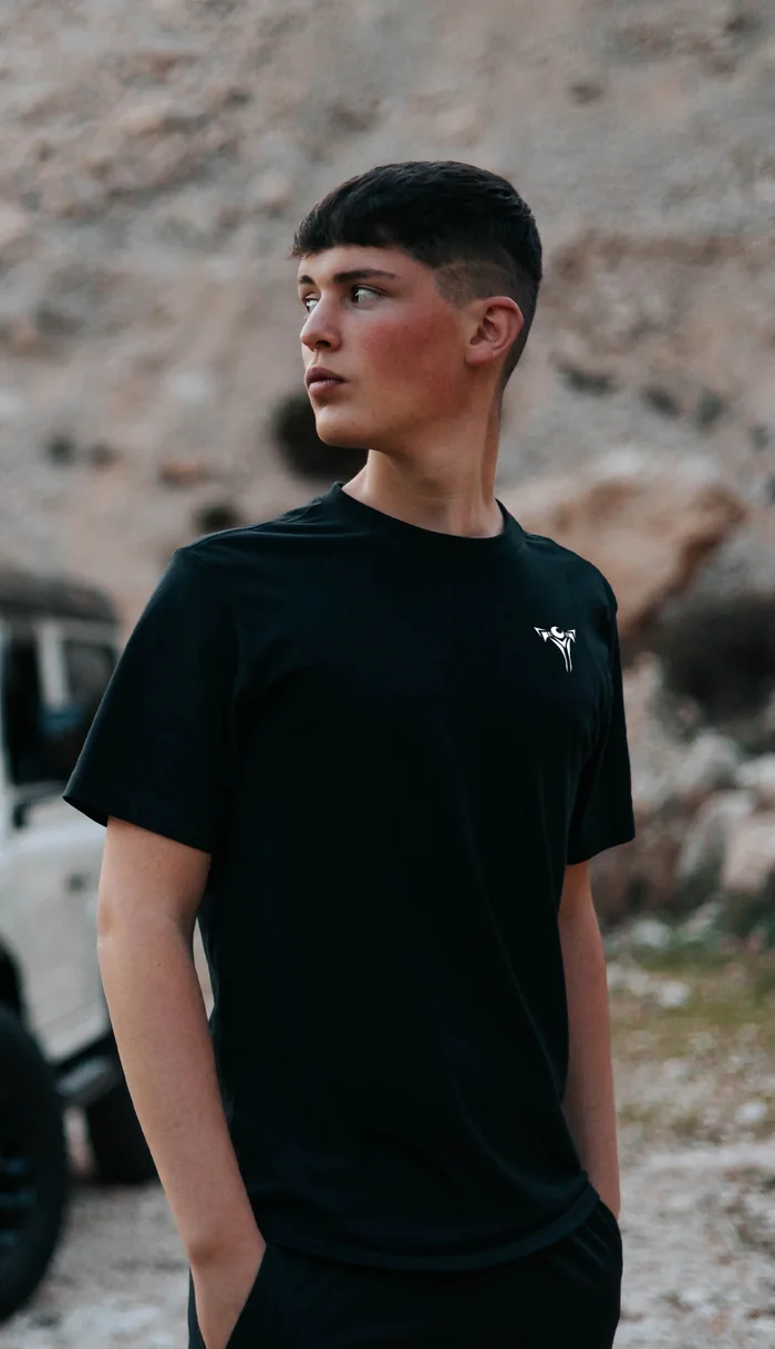 Chico con la camiseta negra del logo Hachas
