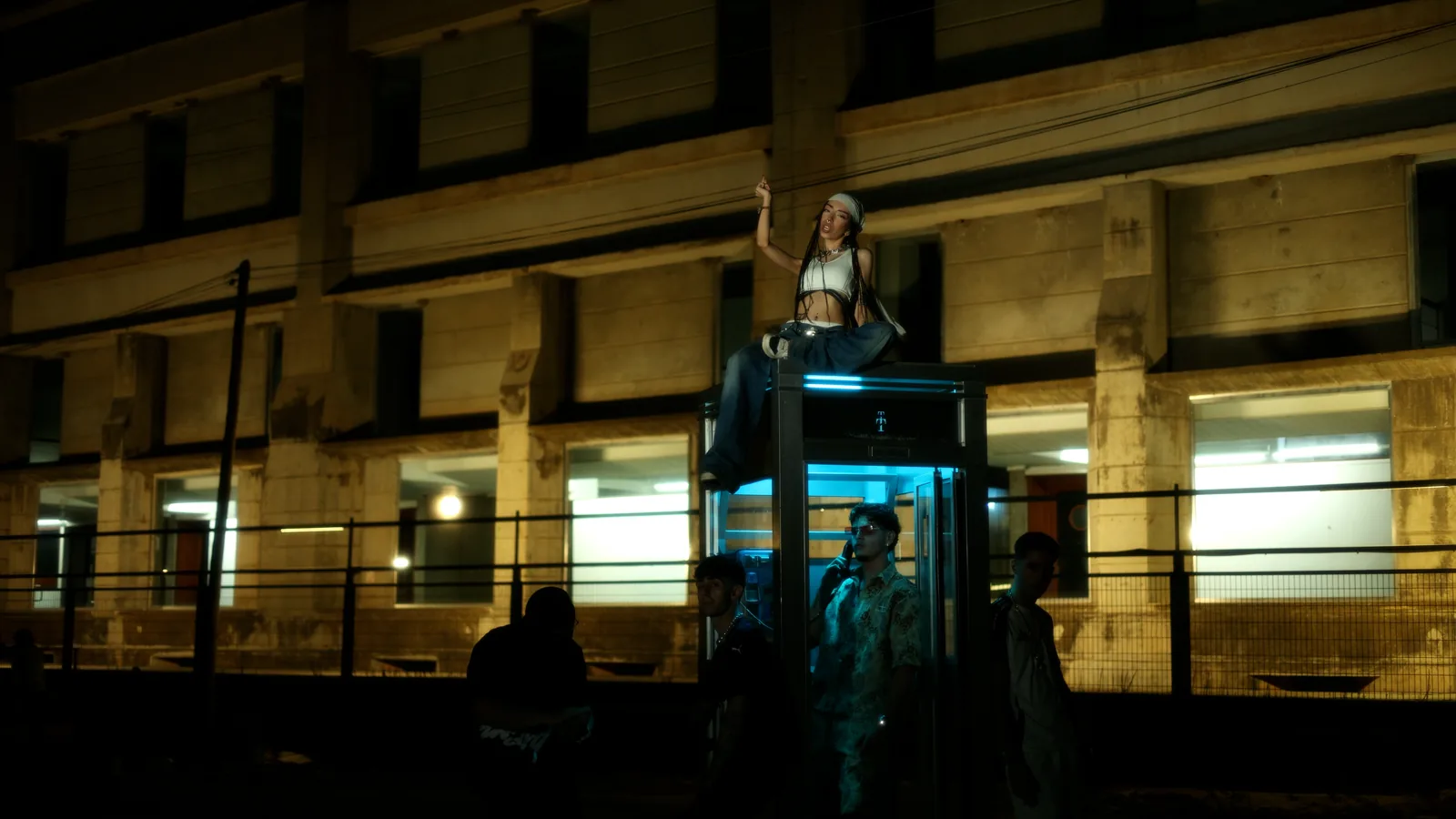 Artistas de La Cabina Cypher alrededor de la cabina, de noche
